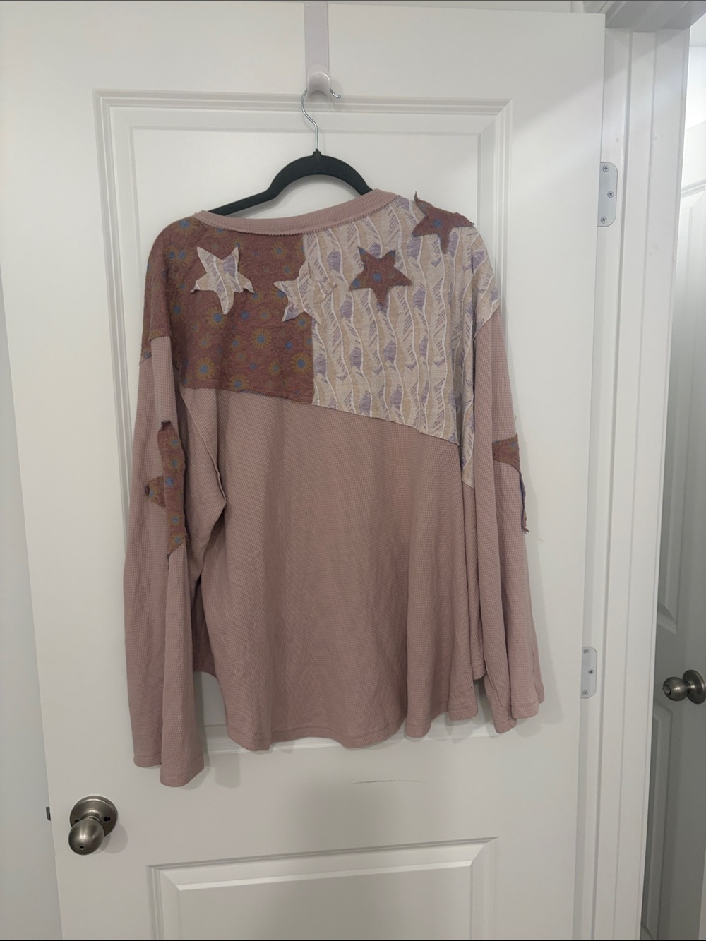 NWOT POL Patchwork Star Appliqué Washed Rose top - Picture 3 of 3